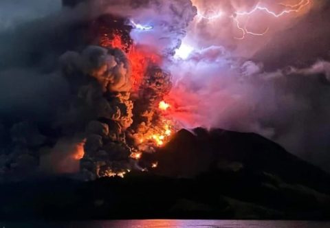 Повторно еруптира вулканот Маунт Руанг, наредена евакуација