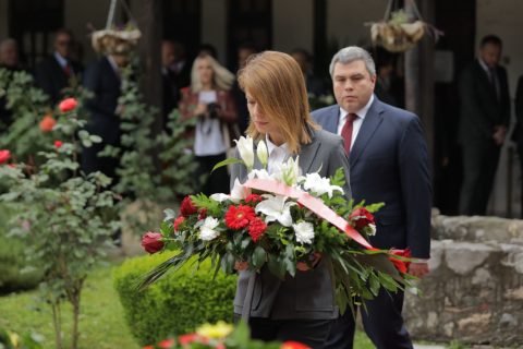 СДСМ оддаде почит и положи цвеќе на вечното почивалиште на македонскиот великан Гоце Делчев