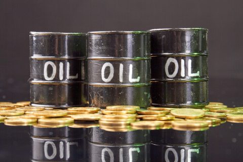 Доларот зајакна, цената на нафтата падна