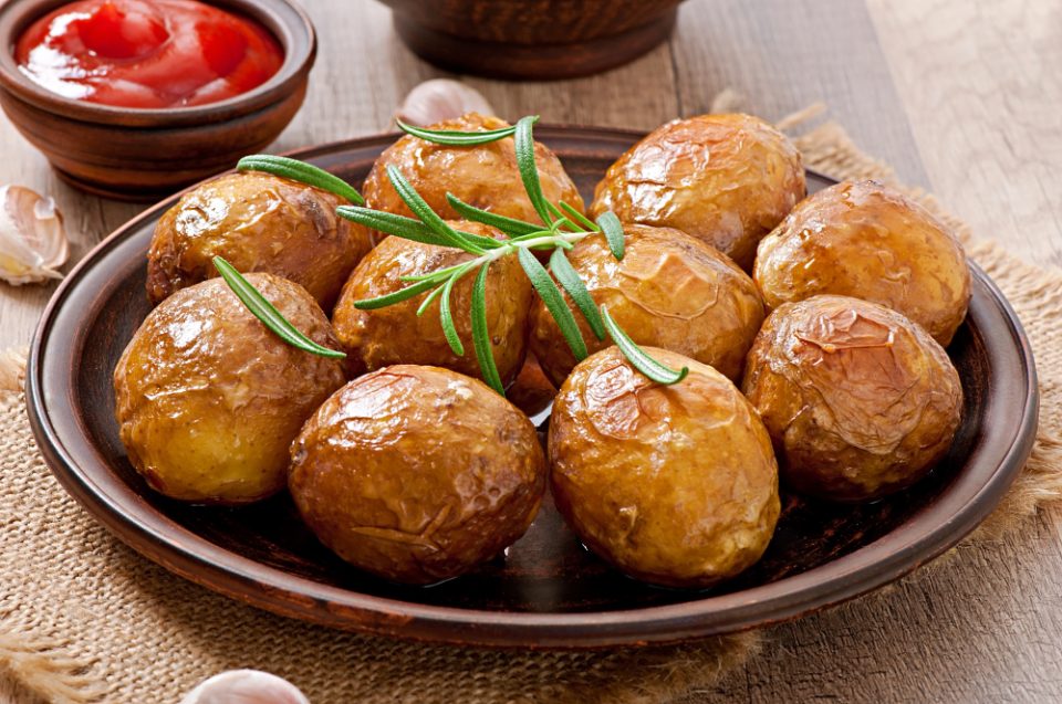 Тајна состојка за највкусните печени компири: Секогаш ќе бидат крцкави и нема да се лепат