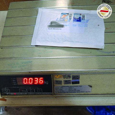 ФОТО: Запленето оружје и дрога од скопјанец, пратката пристигнала по Пошта од Германија