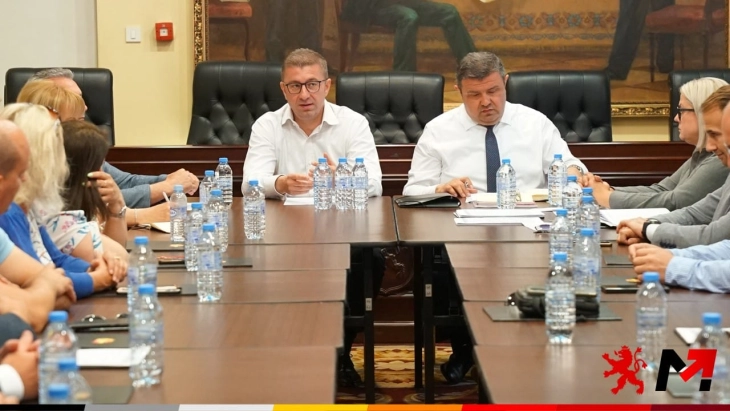 Мицкоски на средба со пратениците од ВМРО-ДПМНЕ и Коалицијата „Твоја Македонија“