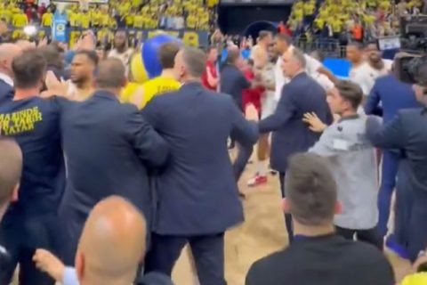 Навивачи на Фенер тргнаа да се тепаат со кошаркарите на Монако (ВИДЕО)