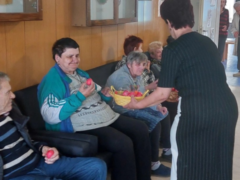 Во Прилеп се вапсаа црвените велигденски јајца и се даруваа штитениците во Домот за стари лица