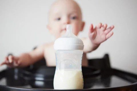 Бебе падна во алкохолна кома – бабата му подготвила млеко во прав, но по грешка наместо вода ставила вино