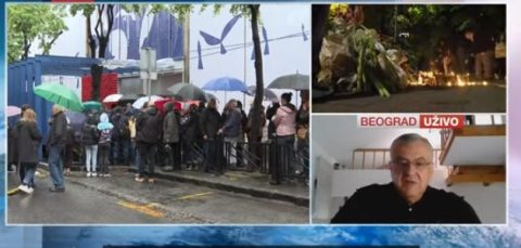Тага, солзи и цвеќиња за помен: Србија одбележува една година од масакрот во „Владислав Рибникар“ (ВИДЕО)