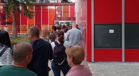 ГРАЃАНИТЕ ВО АЕРОДРОМ ЧЕКААТ ДА ГЛАСААТ: Масовно пред „Хемиското“ училиште во Скопје, остануваат уште 5 минути до крај на гласањето! (ФОТО)