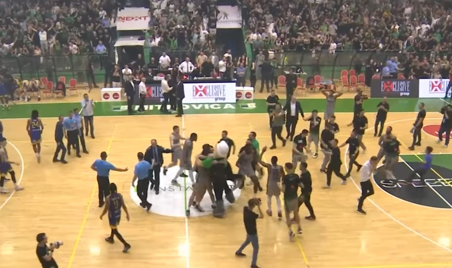 Избодени две лица во кошаркарското куп финале на Косово (ВИДЕО)