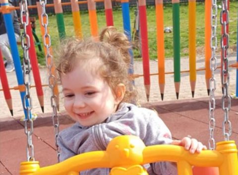 Малата Аника има потреба од наша помош: Таа е невербална, има аутизам и епилепсија – еве како да донираме