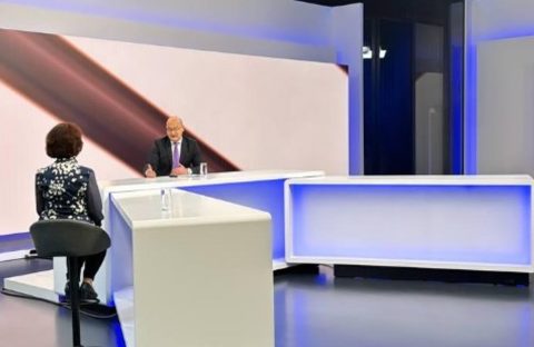 ПЕНДАРОВСКИ ИЗБЕГА ОД ГРАЃАНИТЕ И СИЛЈАНОВСКА – ДАВКОВА: Кандидатката за претседател на Македонија дебатира сама во студиото на МТВ (ФОТО)