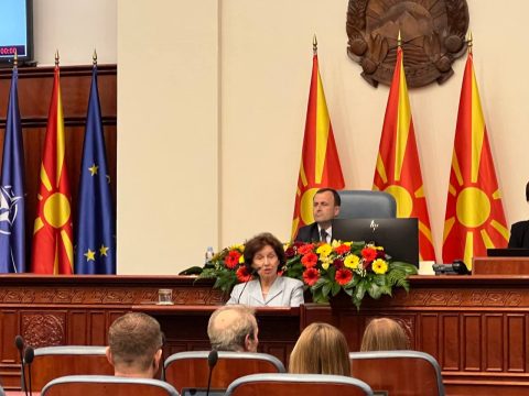 Грчката амбасадорка Филипиду ја напушти седницата, Силјановска-Давкова во заклетвата користеше Македонија