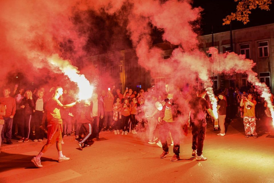 ФОТО+ВИДЕО: Кавадарци вчера „ГОРЕШЕ“, фудбалерите на ГФК Тиквеш пречекани од навивачите