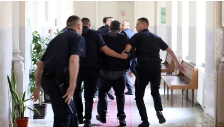 ВИДЕО: Хаос во Србија, родителите на жртвите го нападнаа убиецот од Младеновац