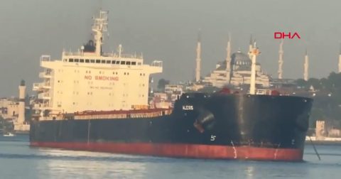 ВИДЕО: Затворен Босфорскиот теснец, се насука товарен брод од Украина