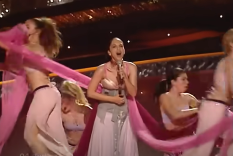 ГОДИНИТЕ СИ ГО НАПРАВИЈА СВОЕТО – победи на Евровизија во 2003, а нејзината песна стана планетарен хит – денес турската победничка има 60 години!