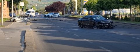ФОТО: Тројца повредени во тешка сообраќајка во Влае, автомобил преполовен