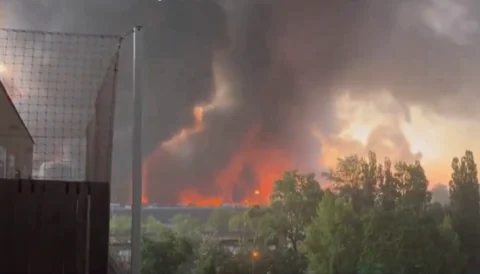 Трговски центар во Варшава со 1.400 продавници изгоре до темел во пожар
