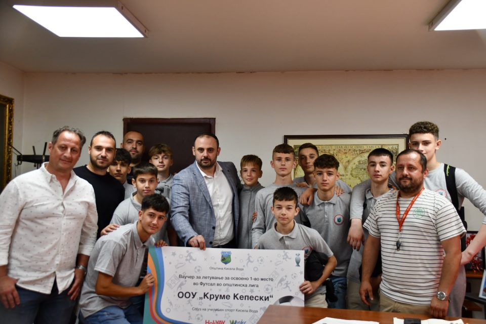 Ѓорѓиевски додели ваучери за летување за победниците на општинската лига во футсал од ООУ “Круме Кепески”