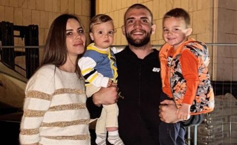 Вељко Ражнатовиќ со синовите и бремената сопруга испрати емотивна велигденска честитка