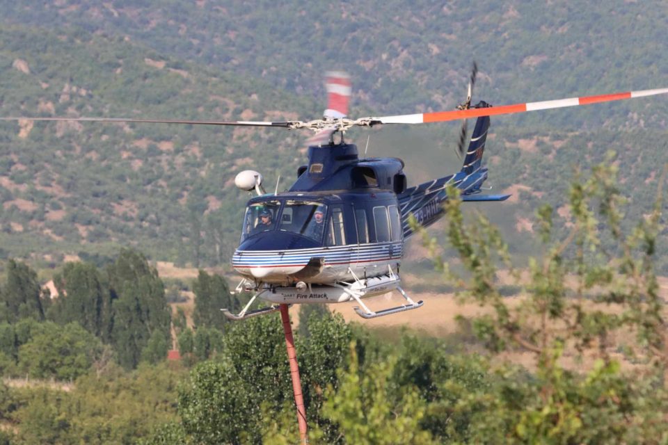 Два хеликоптери на МВР го гаснат пожарот кај село Сушево, опасноста по селото отстранета