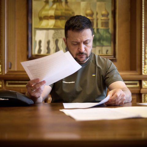 Зеленски за ситуацијата на фронтот: Разберете колку ни е тешко