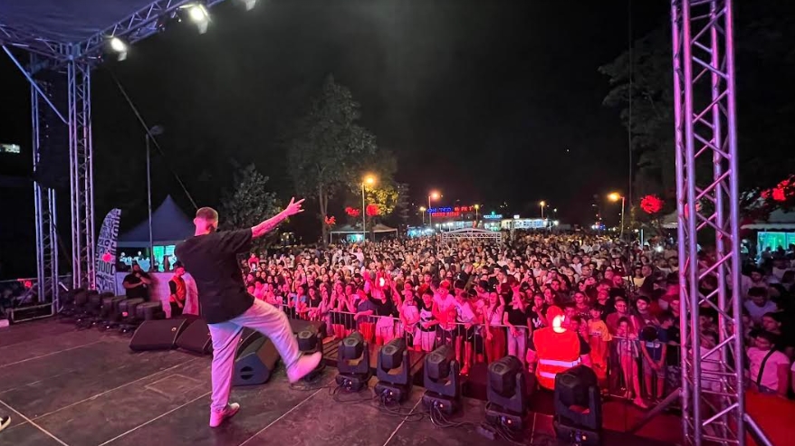 ФОТО: Над 10.000 посетители на Два Бона и Пајак на Културното лето во Кисела Вода