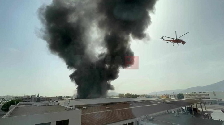 Се шири опасен чад: Експлозија и пожар во фабрика во Атина