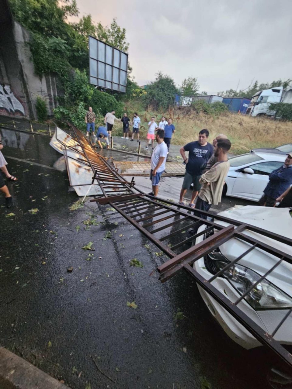 ФОТО: Рекламно пано падна врз две возила во Автокоманда