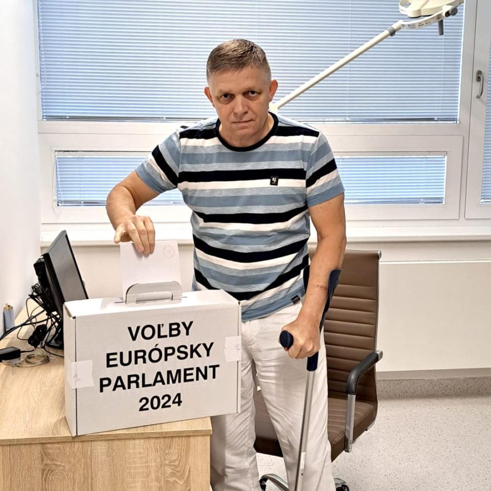ФОТО: Фицо во болница гласаше на изборите за ЕП