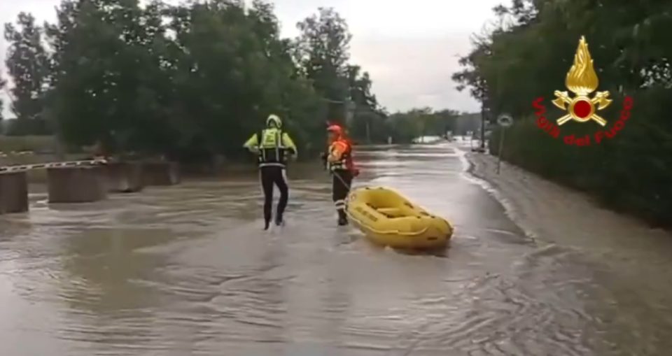 ВИДЕО: Силно невреме во Италија, издадено портокалово предупредување за Емилија Ромања и Сардинија