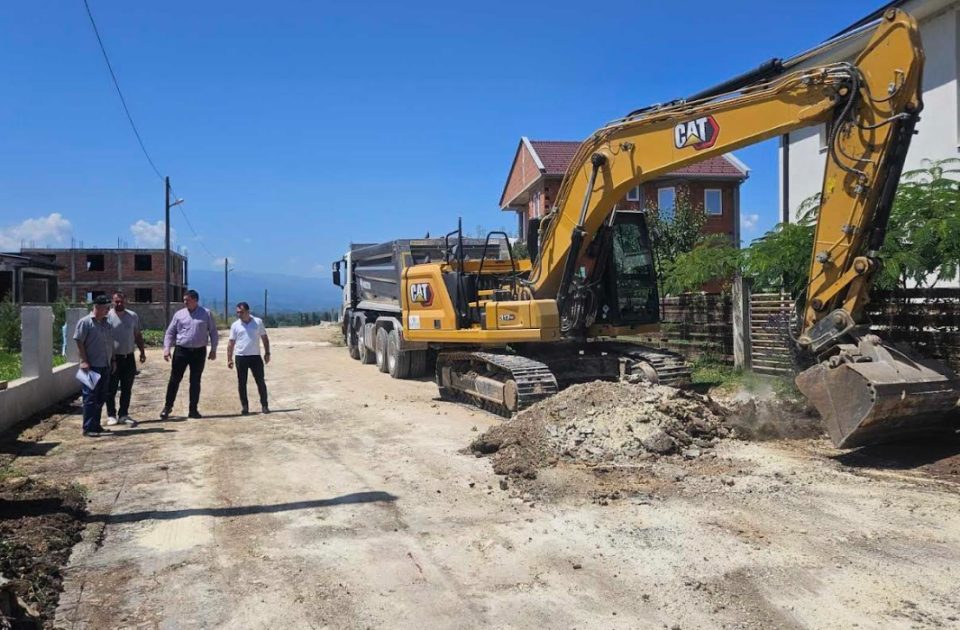 Изградба на нова улица и пешачка патека во Јака