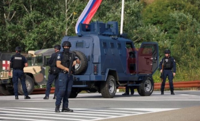 Откриено оружје и експлозив во куќа во Северна Митровица, распишана потерница по две лица