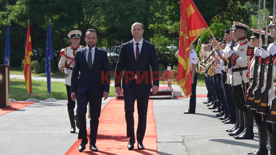 ФОТО: Мисајловски ја презеде функцијата министер за одбрана