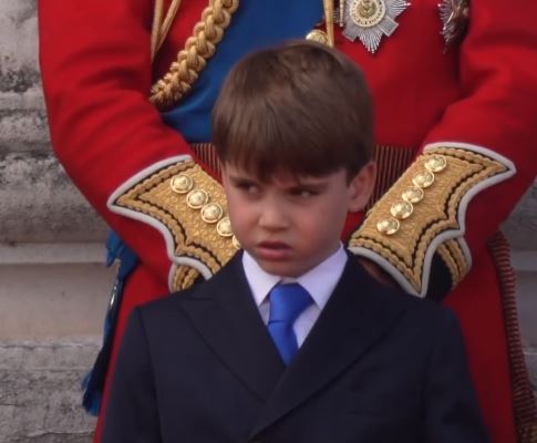 ВИДЕО: Принцот Луис привлекува внимание каде и да се појави – Парадата во чест на кралот не помина без неговите лудории