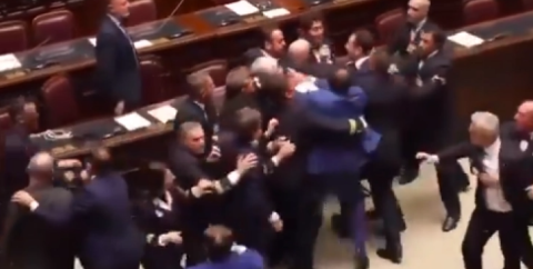 ВИДЕО: Тепачка во италијанскиот Парламент