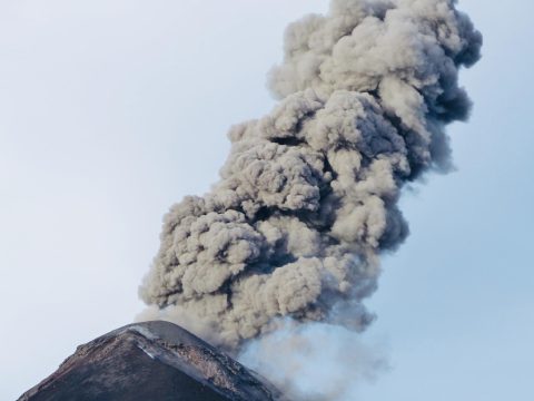 Вулканот Семеру во Индонезија исфрли пепел на височина од 5,7 километри