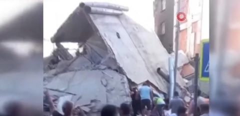 ВИДЕО: Се урна зграда во Истанбул, неколку лица заробени под урнатините