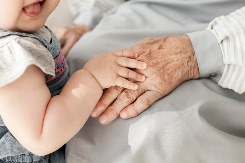 Шведска: Бабите и дедовците можат да добијат додаток за грижа за нивните внуци
