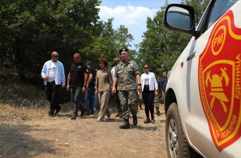 ФОТО: Сиљановска Давкова во посета на зоната на пожари – одлука за ангажирање на дополнителни 200 армиски припадници