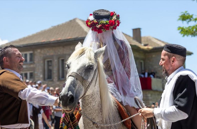 Претставување на невестата и зетот на годинашната Галичка свадба