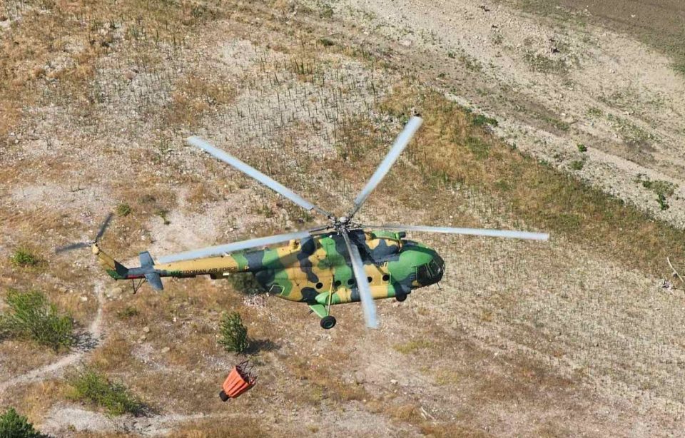 Се гасне пожарот во пехчевско, вклучени хеликоптери на АРМ