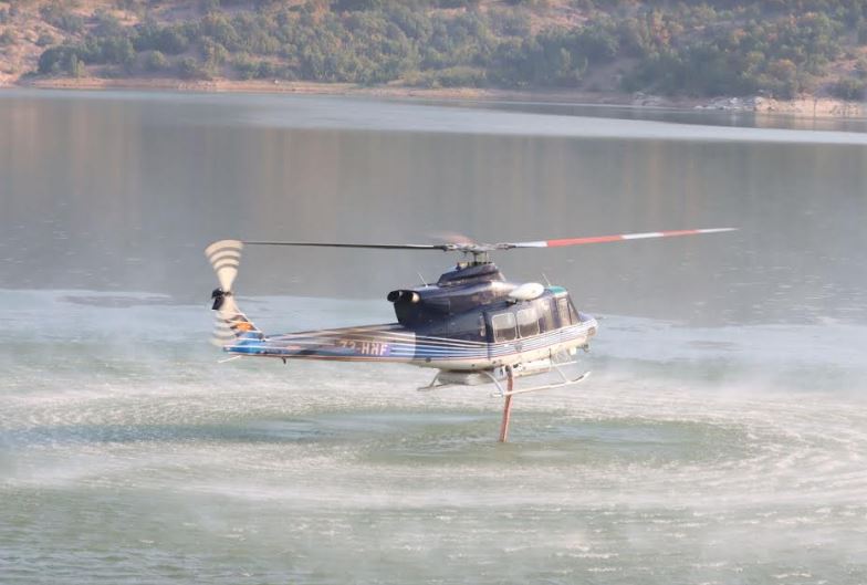 ВИДЕО: Полициски хеликоптери исфрлија над 166 тони вода врз пожарите кај Пехчево и Старо Нагоричане