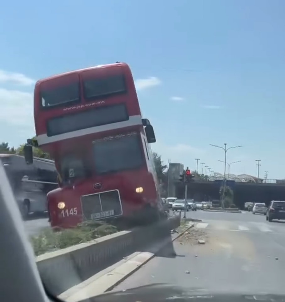 ФОТО: Автобус на ЈСП се качи на жардињера пред Мавровка, за малку не се превртел