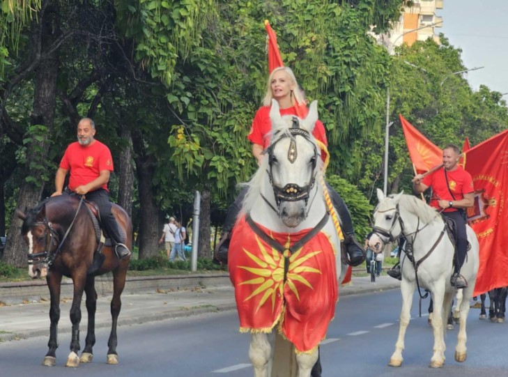 Се развеаја знамињата, коњите и коњаниците подготвени – од Ѓорче тргнаа за Крушево