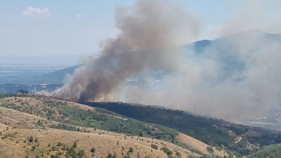 Пожарот во Битола делумно ставен под контрола, спречено ширење кон Раштани