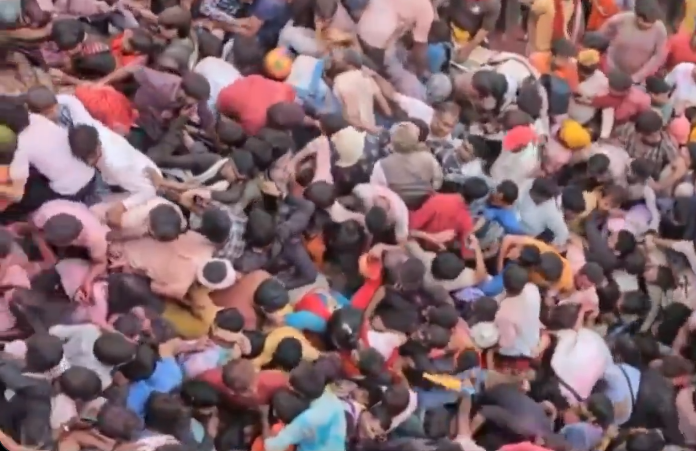 ВИДЕО: 121 загинат во стампедо во Индија, меѓу нив и седум деца