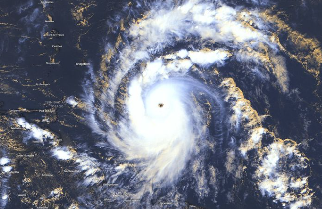 ВИДЕО: Ураганот Берил ја погоди Јамајка, ветрови до 215 км/ч