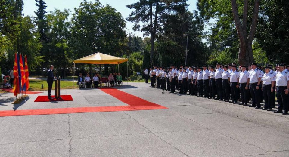 По повод денот на Армијата, унапредени во повисок чин и наградени припадници на АРМ и МО