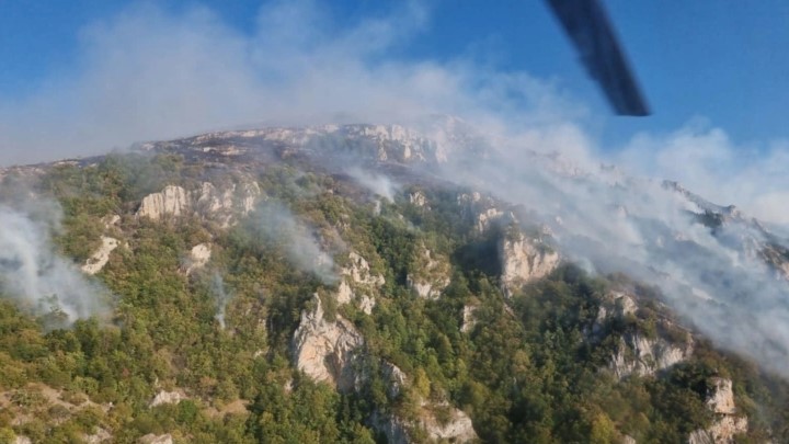 Гори на 17 места: Еве каде во Македонија има активни пожари