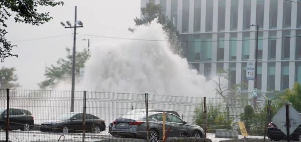 ВИДЕО: Дел од Монтреал под вода поради пукање на водоводна цевка